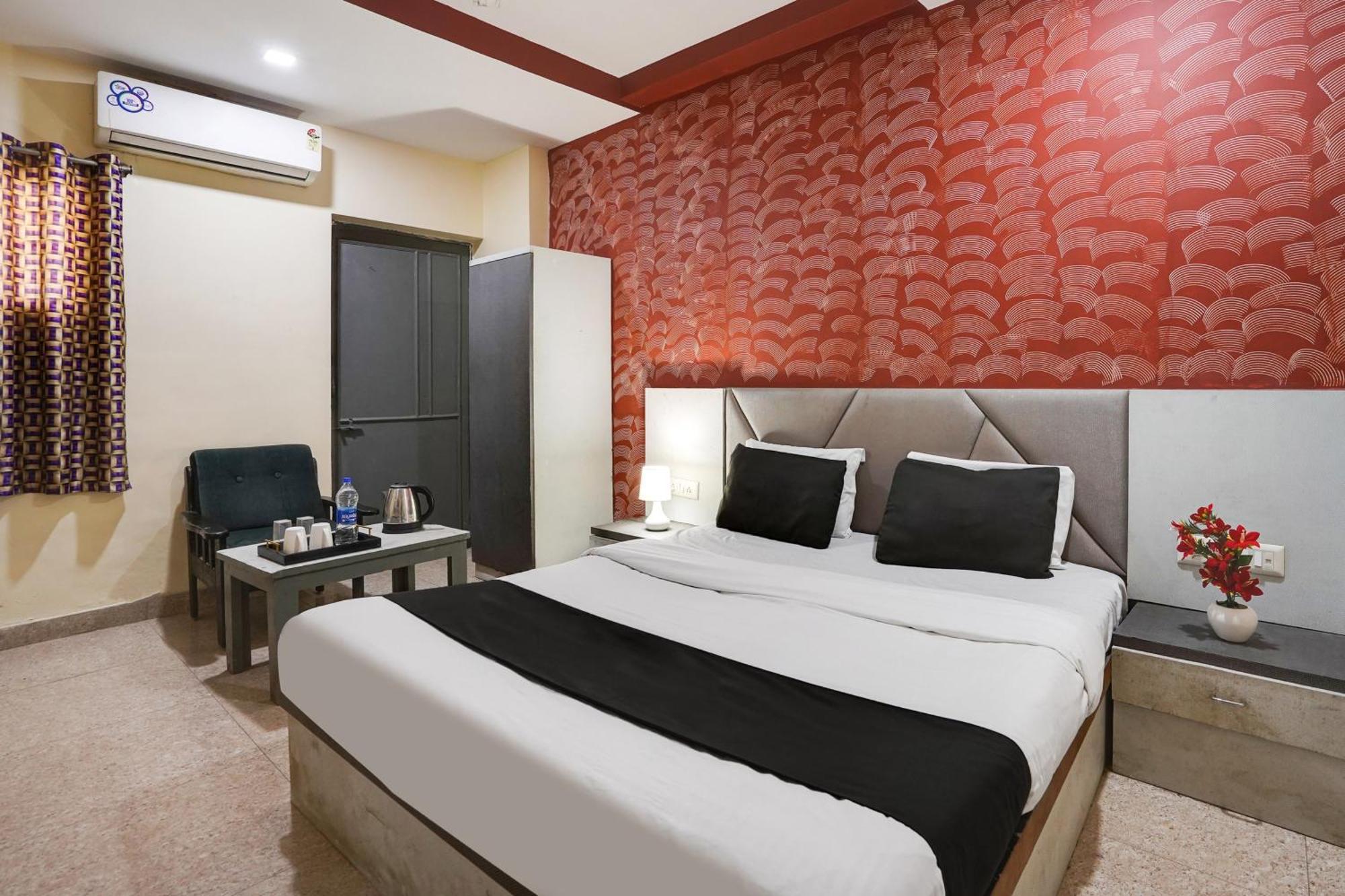 Hotel O Crystal Ahmedabad Exterior foto