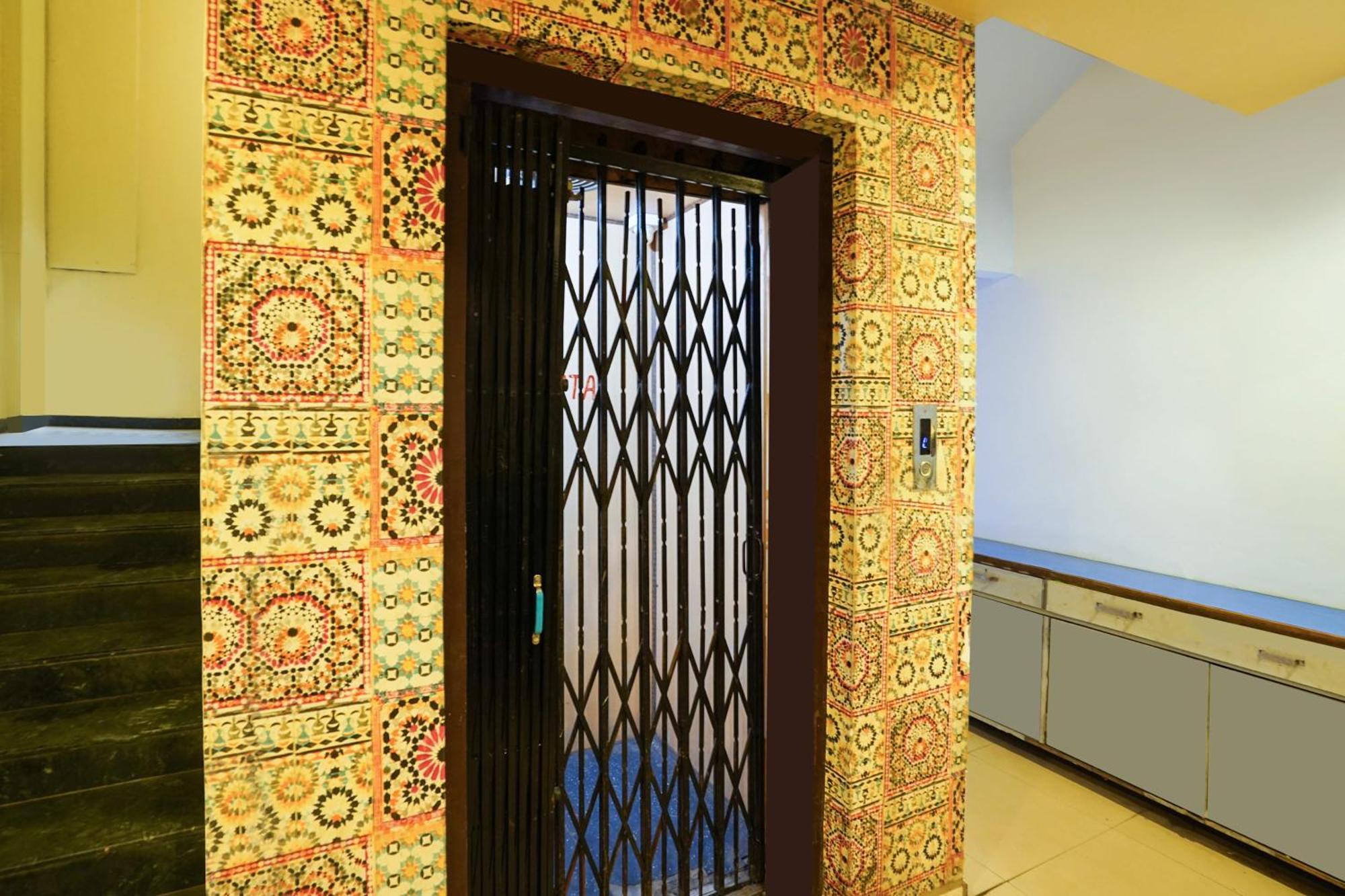 Hotel O Crystal Ahmedabad Exterior foto